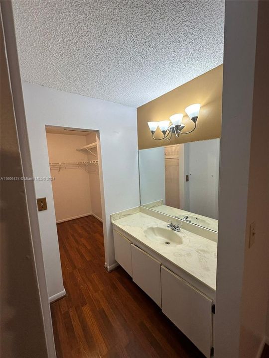 For Rent: $2,500 (3 beds, 2 baths, 858 Square Feet)