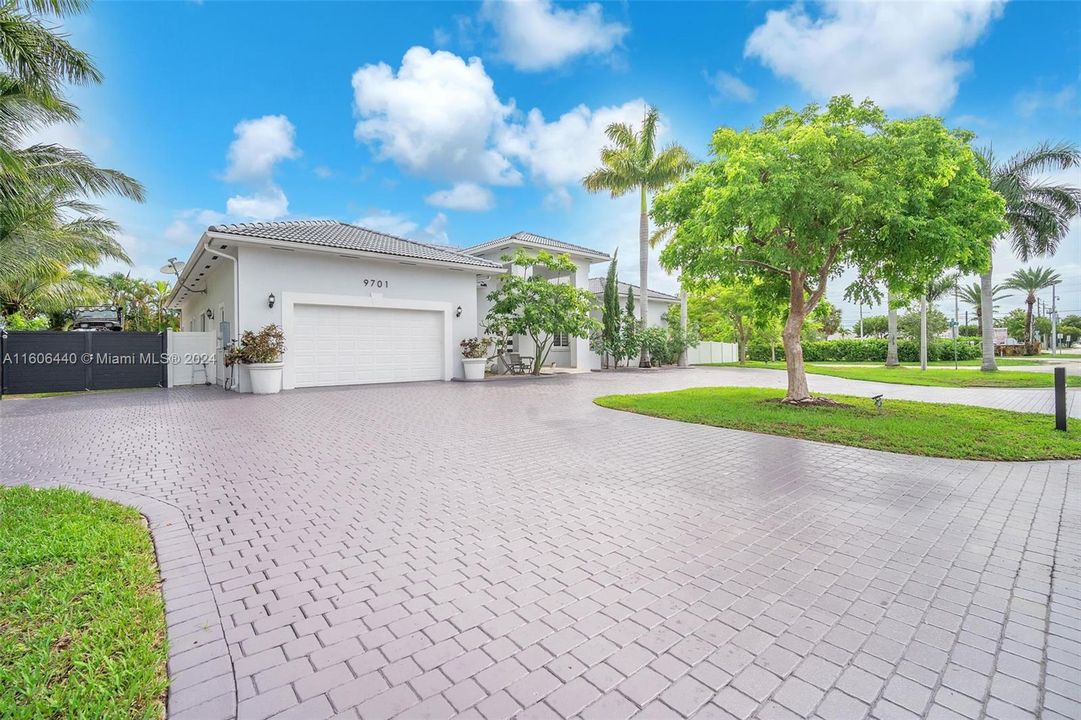 Recently Sold: $2,300,000 (4 beds, 4 baths, 3891 Square Feet)