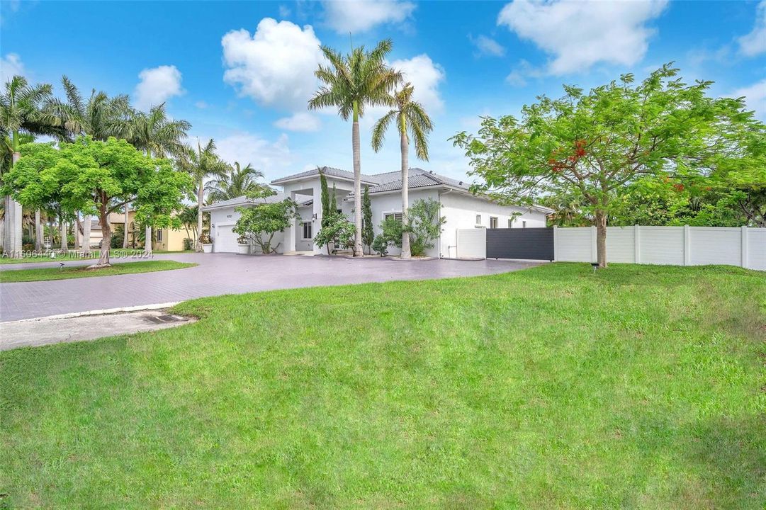 Recently Sold: $2,300,000 (4 beds, 4 baths, 3891 Square Feet)