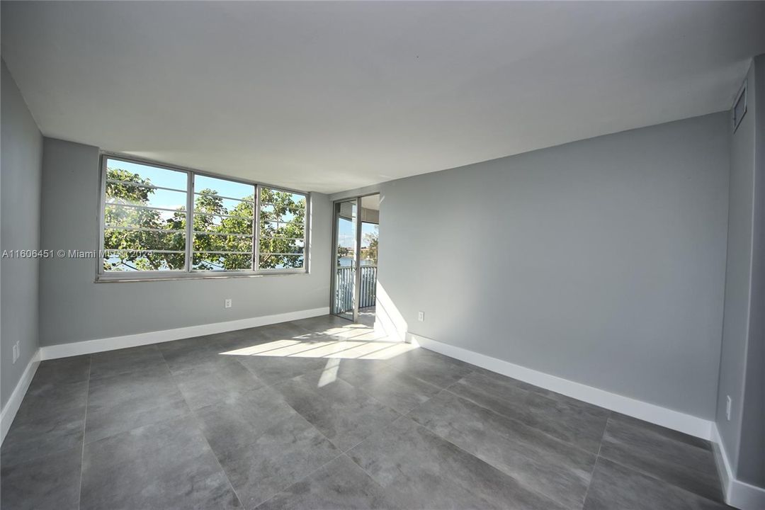 For Sale: $299,000 (2 beds, 2 baths, 1674 Square Feet)
