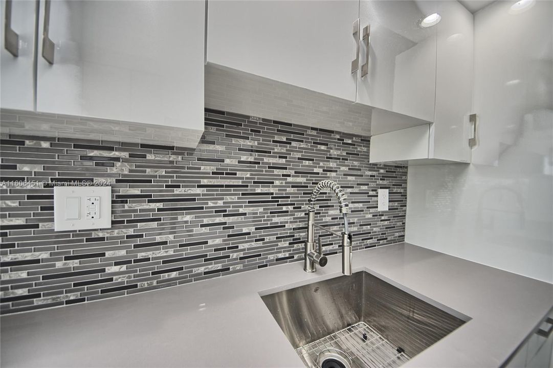 For Sale: $299,000 (2 beds, 2 baths, 1674 Square Feet)