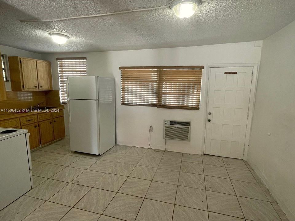 For Rent: $2,300 (2 beds, 1 baths, 768 Square Feet)