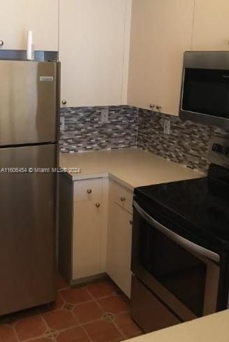 For Sale: $260,000 (2 beds, 2 baths, 809 Square Feet)