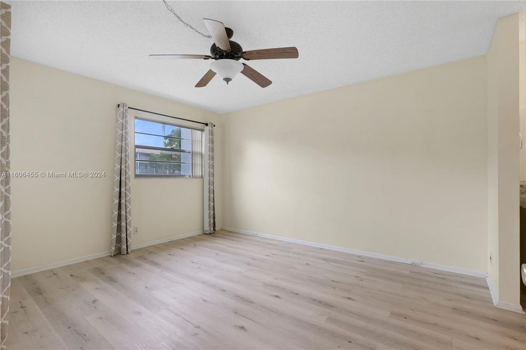 For Sale: $225,000 (2 beds, 1 baths, 1002 Square Feet)