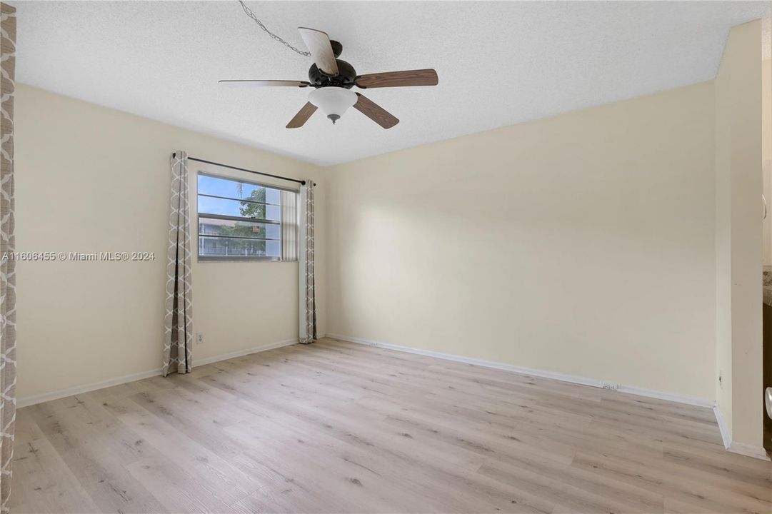 For Sale: $200,000 (2 beds, 1 baths, 1002 Square Feet)