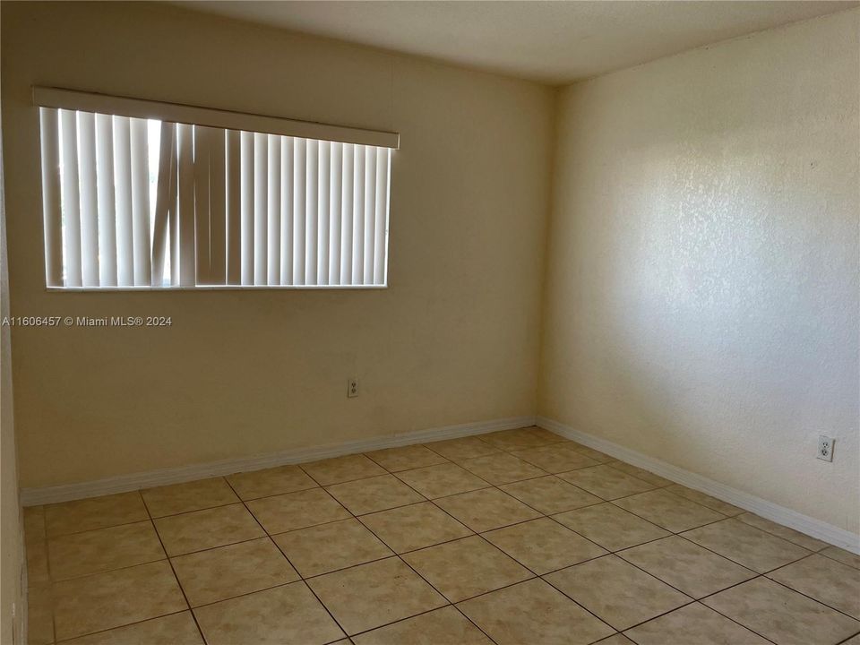 For Sale: $330,000 (2 beds, 1 baths, 863 Square Feet)