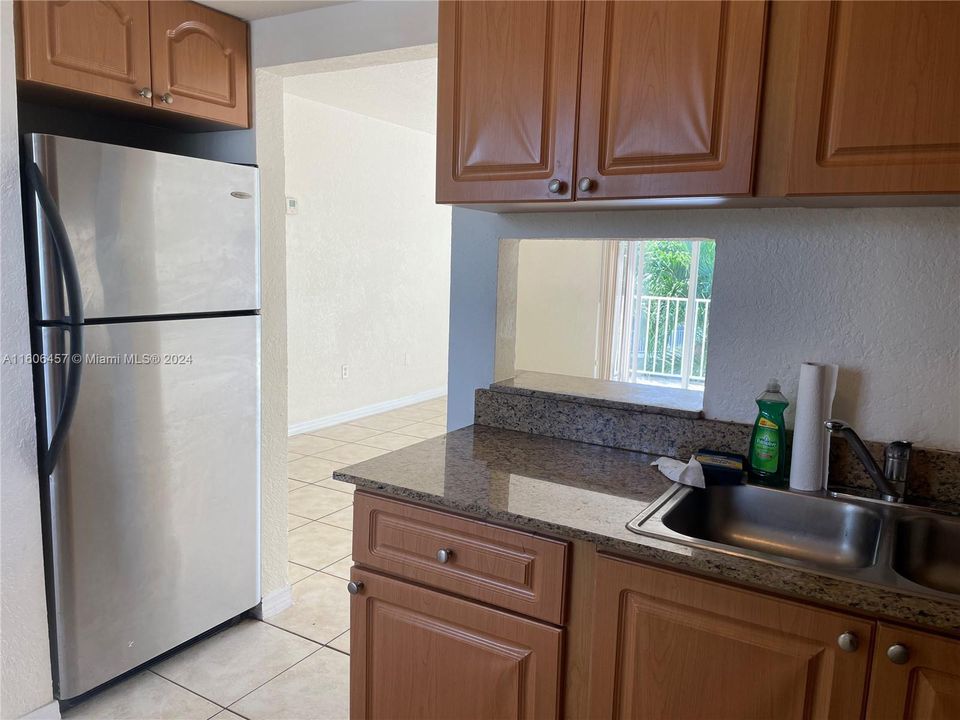 For Sale: $330,000 (2 beds, 1 baths, 863 Square Feet)