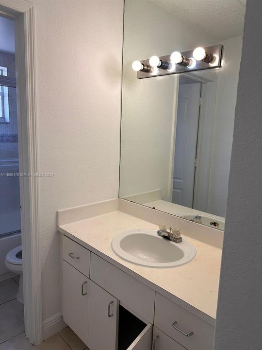 For Rent: $1,475 (1 beds, 1 baths, 633 Square Feet)