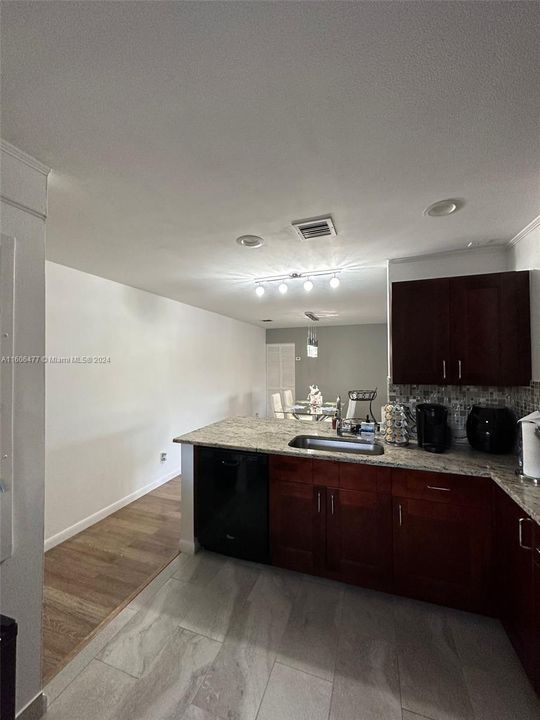 For Rent: $2,500 (2 beds, 2 baths, 925 Square Feet)