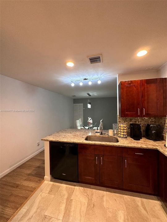 For Rent: $2,500 (2 beds, 2 baths, 925 Square Feet)