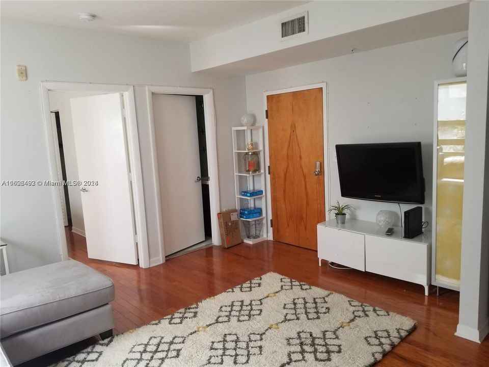 Recently Rented: $1,900 (1 beds, 1 baths, 440 Square Feet)