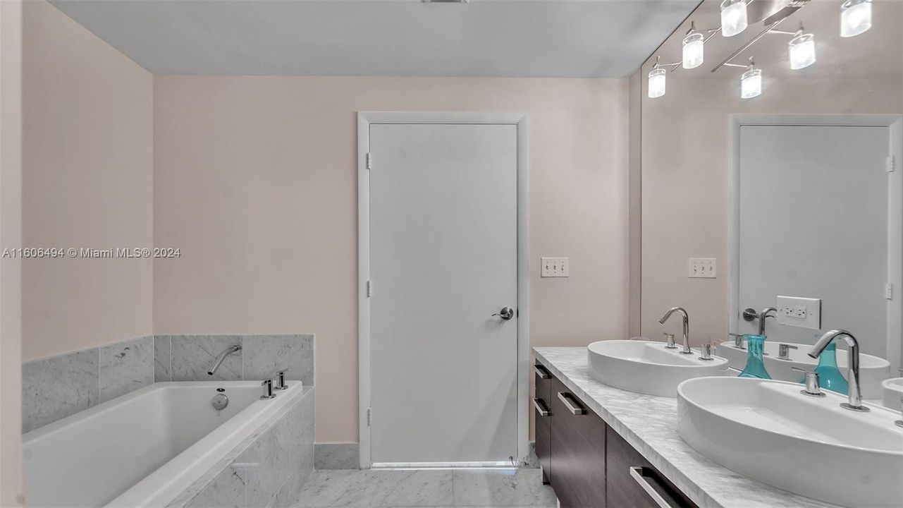 For Sale: $770,000 (2 beds, 2 baths, 1363 Square Feet)