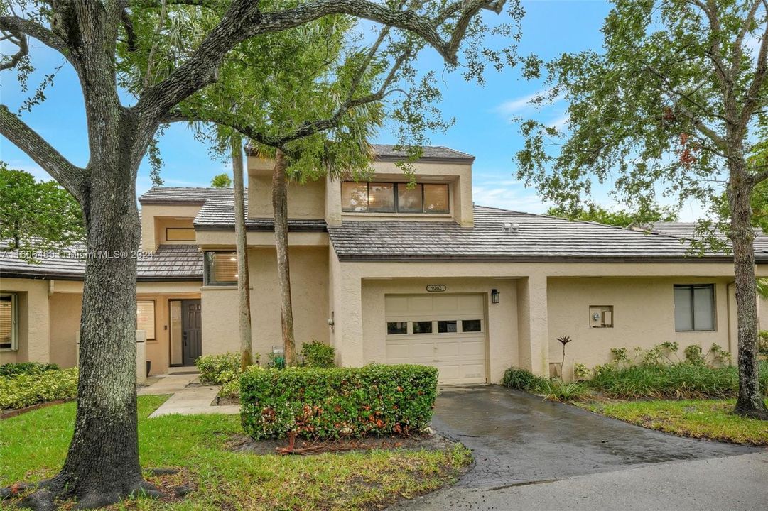 Active With Contract: $450,000 (2 beds, 2 baths, 1395 Square Feet)