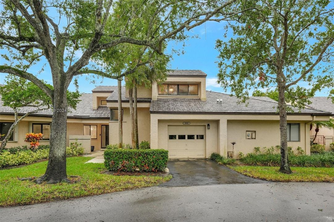 Active With Contract: $450,000 (2 beds, 2 baths, 1395 Square Feet)