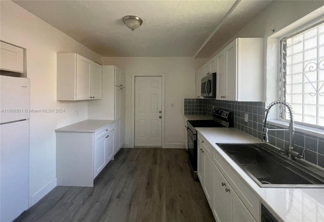 For Rent: $3,250 (3 beds, 1 baths, 1090 Square Feet)