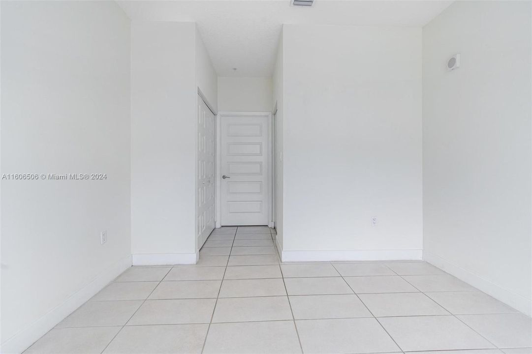 For Rent: $3,289 (3 beds, 2 baths, 1129 Square Feet)