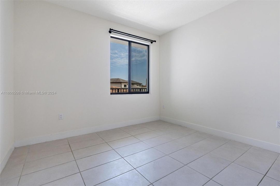 For Rent: $3,289 (3 beds, 2 baths, 1129 Square Feet)