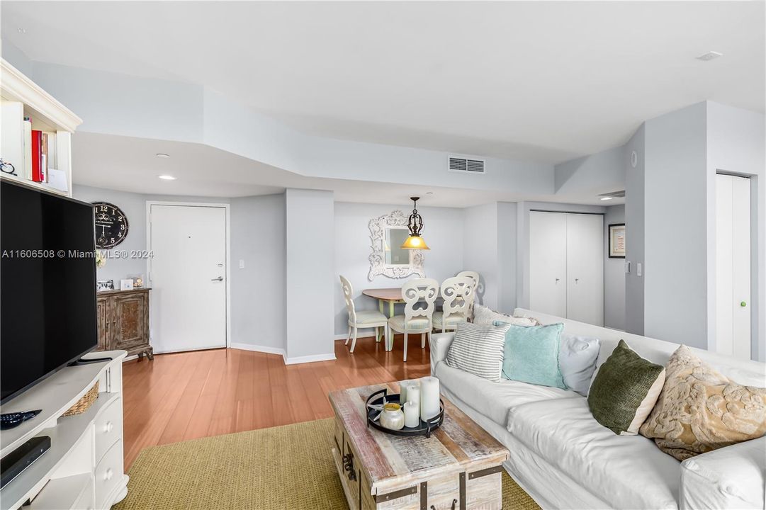 For Sale: $889,000 (2 beds, 2 baths, 1127 Square Feet)