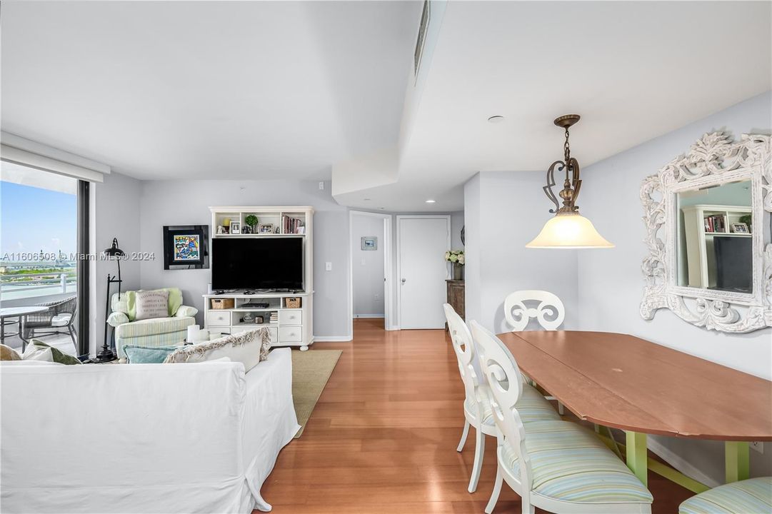 For Sale: $889,000 (2 beds, 2 baths, 1127 Square Feet)