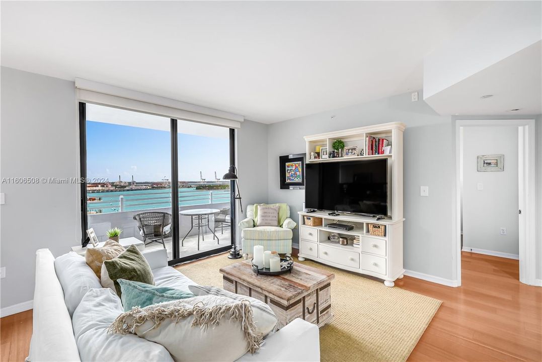 Recently Sold: $889,000 (2 beds, 2 baths, 1127 Square Feet)