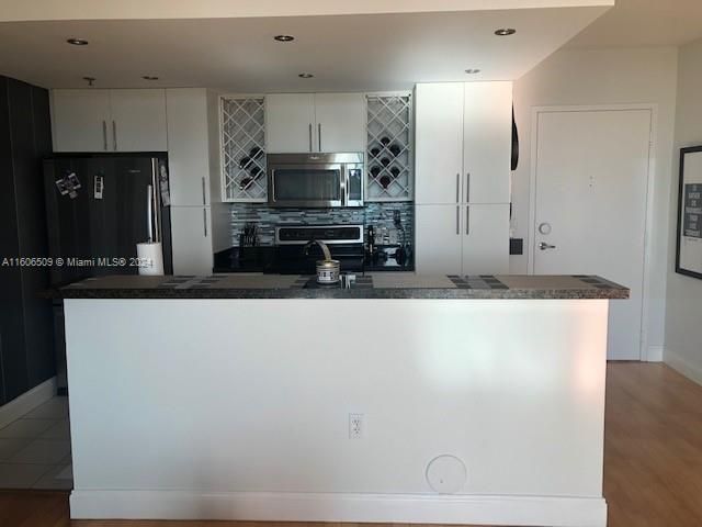 For Rent: $2,700 (1 beds, 1 baths, 714 Square Feet)