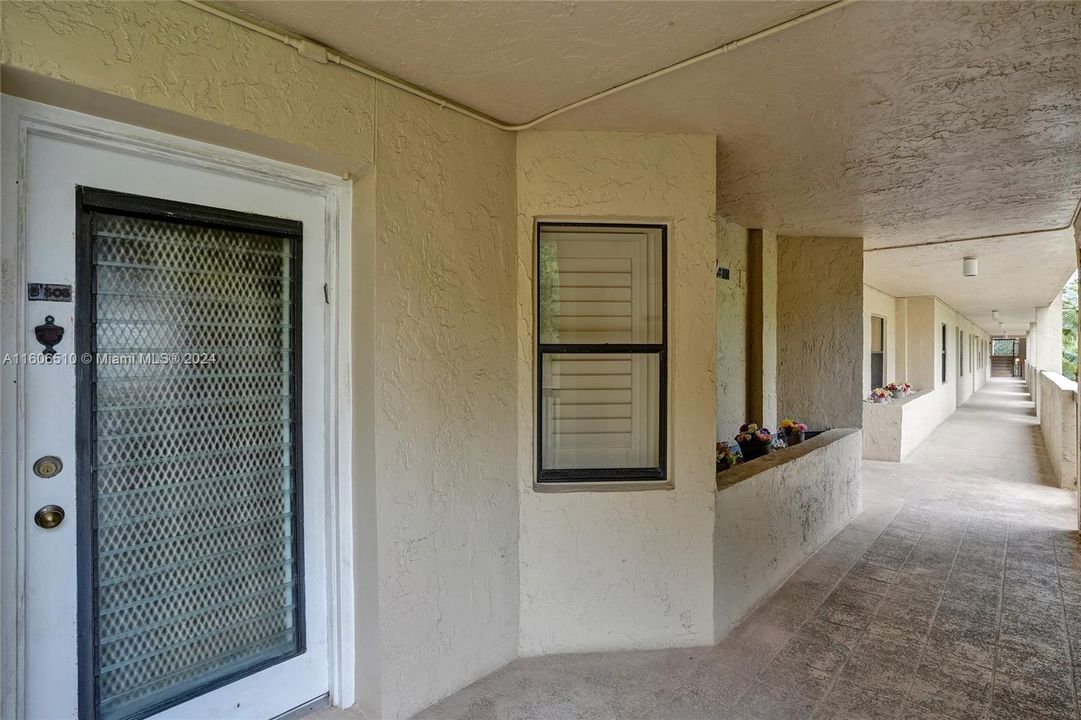 For Sale: $237,500 (2 beds, 2 baths, 940 Square Feet)