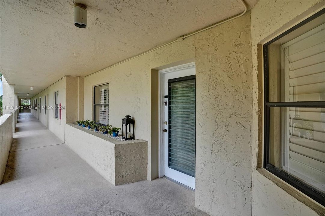 For Sale: $237,500 (2 beds, 2 baths, 940 Square Feet)