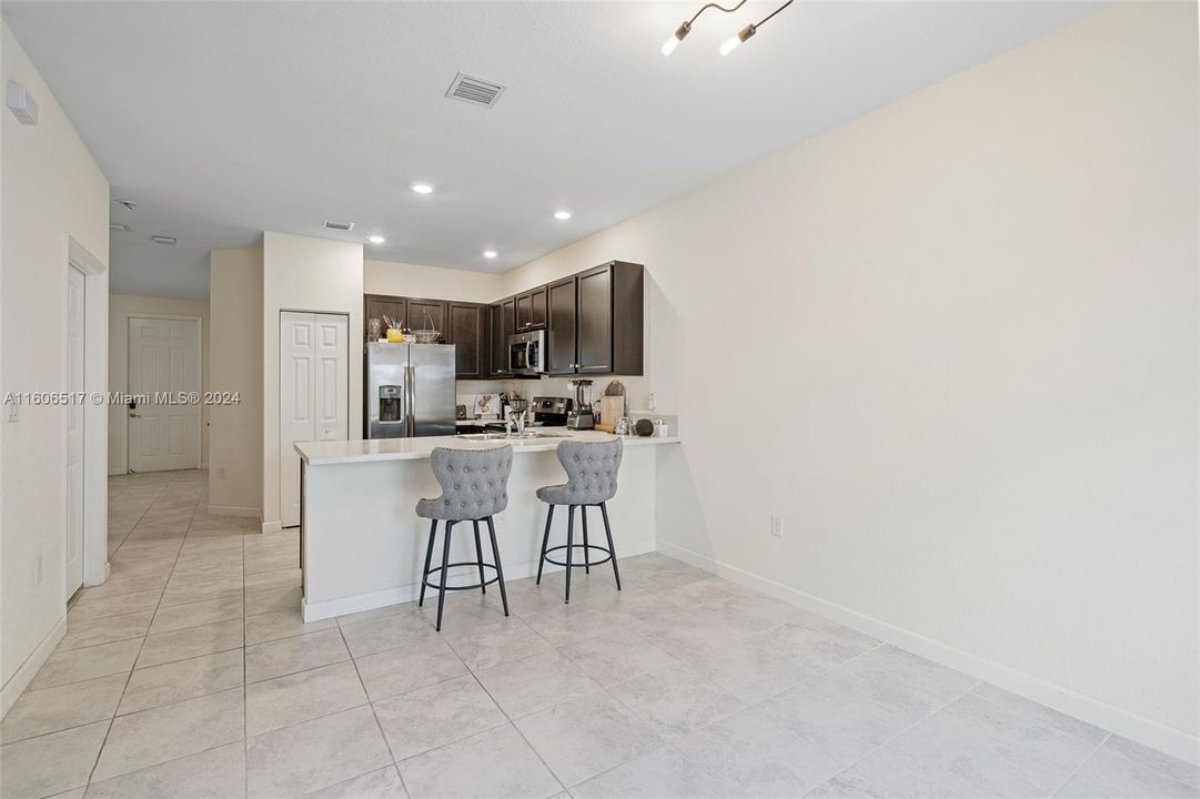 Recently Sold: $390,000 (3 beds, 2 baths, 1642 Square Feet)