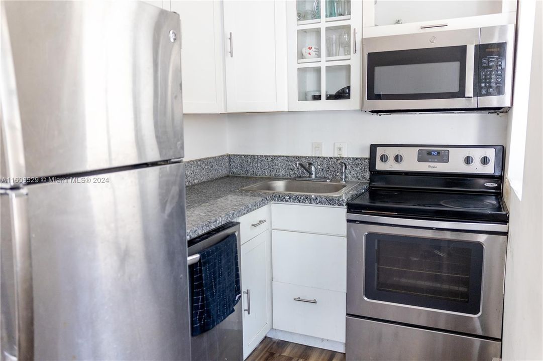 For Sale: $243,000 (1 beds, 1 baths, 430 Square Feet)