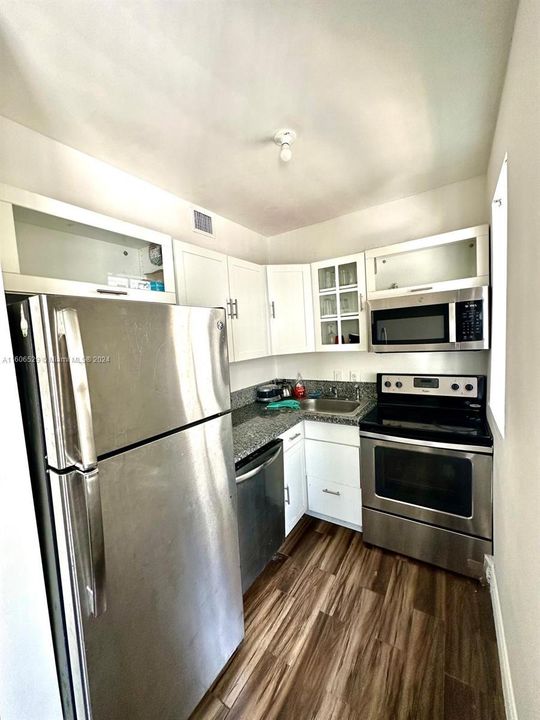 For Sale: $243,000 (1 beds, 1 baths, 430 Square Feet)