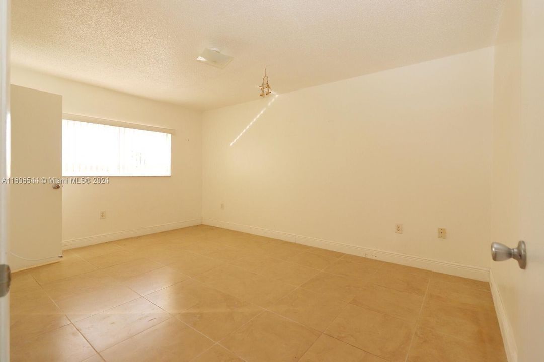 For Rent: $2,700 (3 beds, 2 baths, 990 Square Feet)