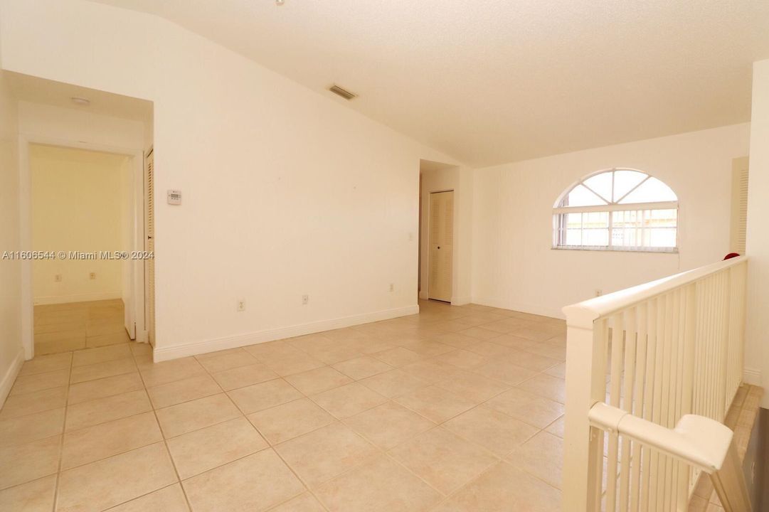 For Rent: $2,700 (3 beds, 2 baths, 990 Square Feet)