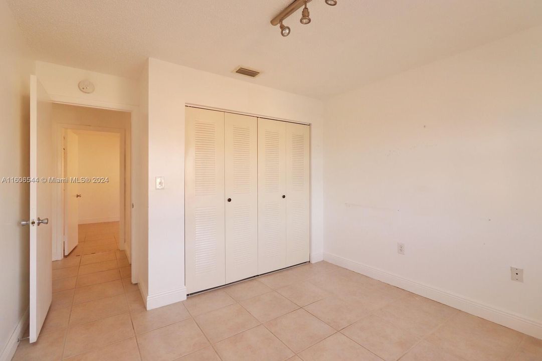 For Rent: $2,700 (3 beds, 2 baths, 990 Square Feet)