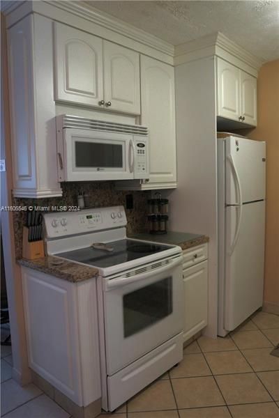 For Rent: $2,300 (2 beds, 2 baths, 940 Square Feet)