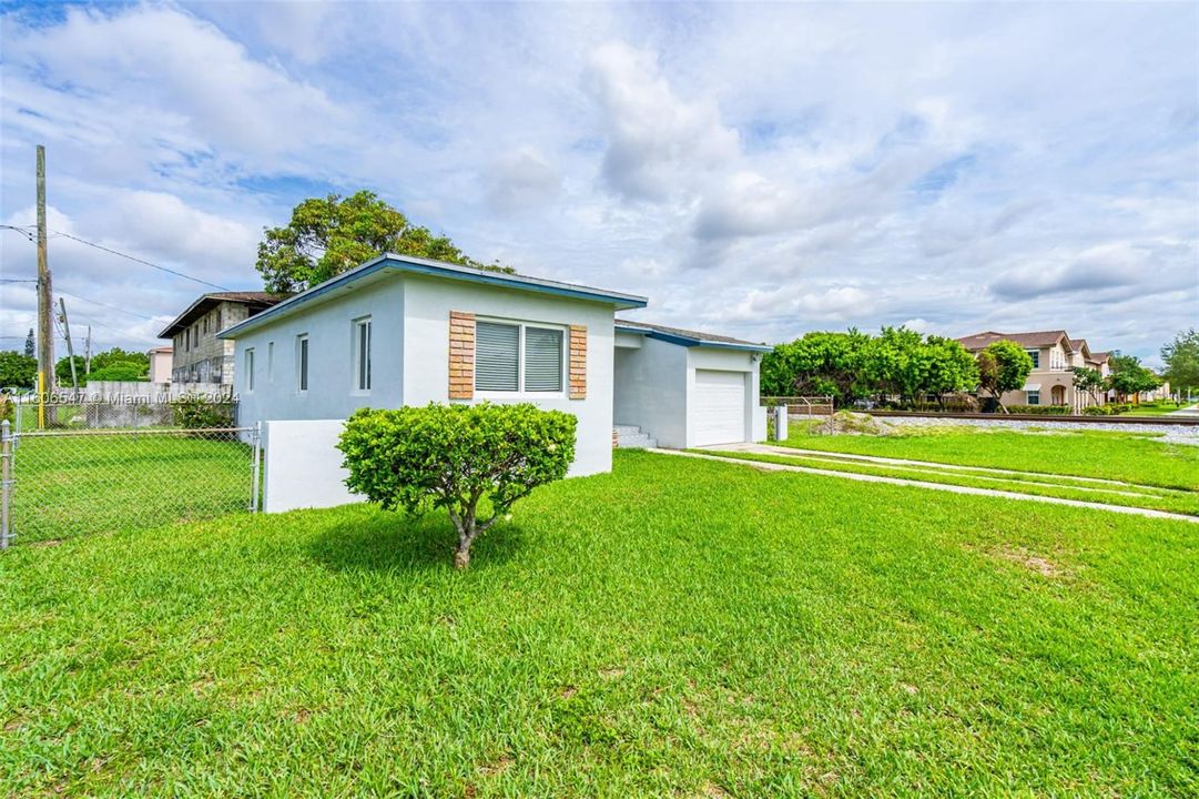 Active With Contract: $405,000 (3 beds, 2 baths, 1051 Square Feet)