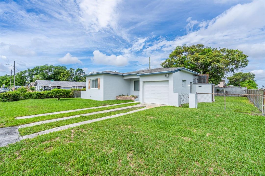 Active With Contract: $405,000 (3 beds, 2 baths, 1051 Square Feet)