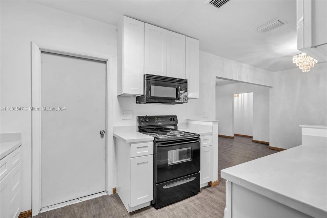 Active With Contract: $405,000 (3 beds, 2 baths, 1051 Square Feet)