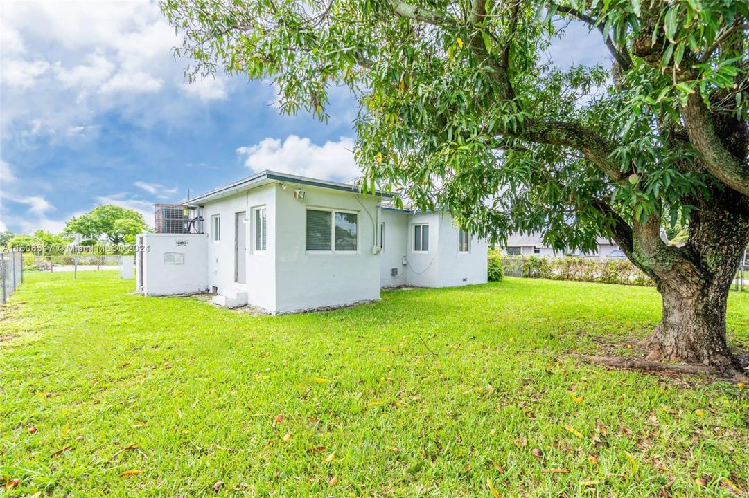 Active With Contract: $405,000 (3 beds, 2 baths, 1051 Square Feet)