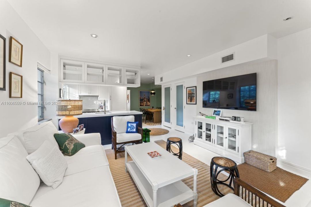 Active With Contract: $589,000 (1 beds, 2 baths, 960 Square Feet)