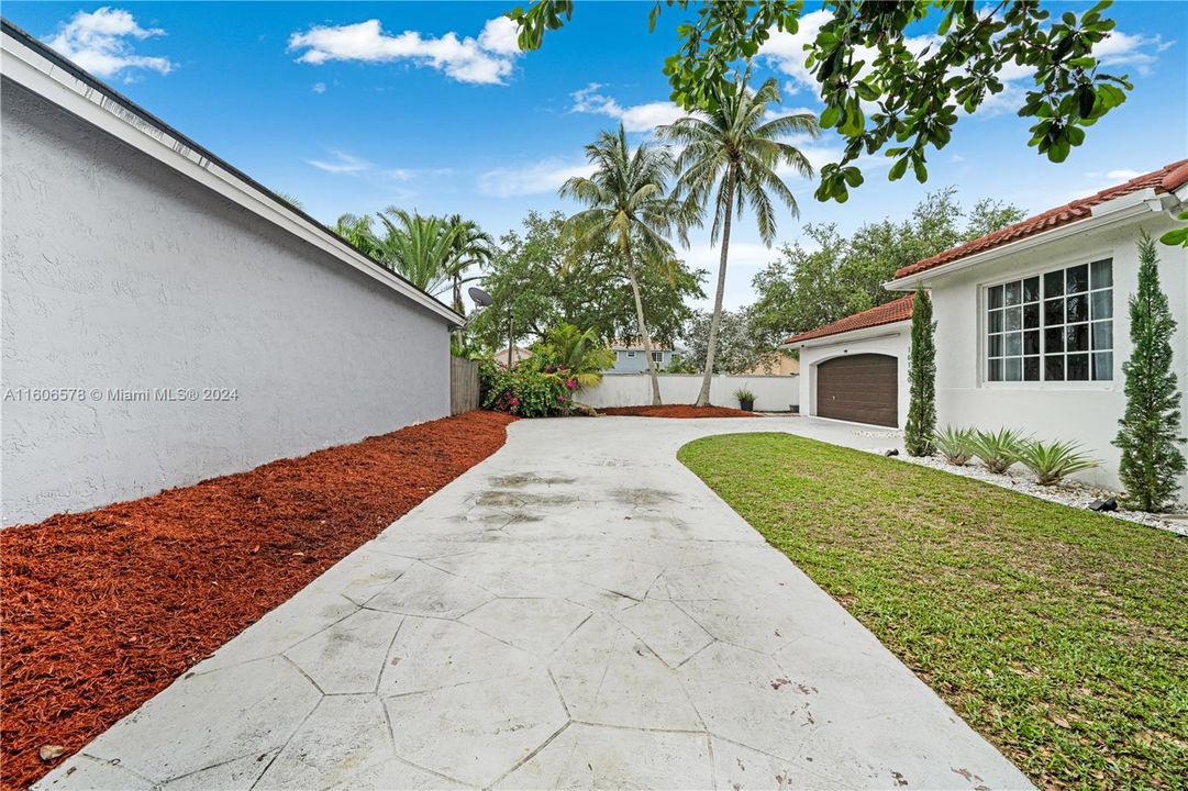 Active With Contract: $850,000 (4 beds, 3 baths, 2223 Square Feet)