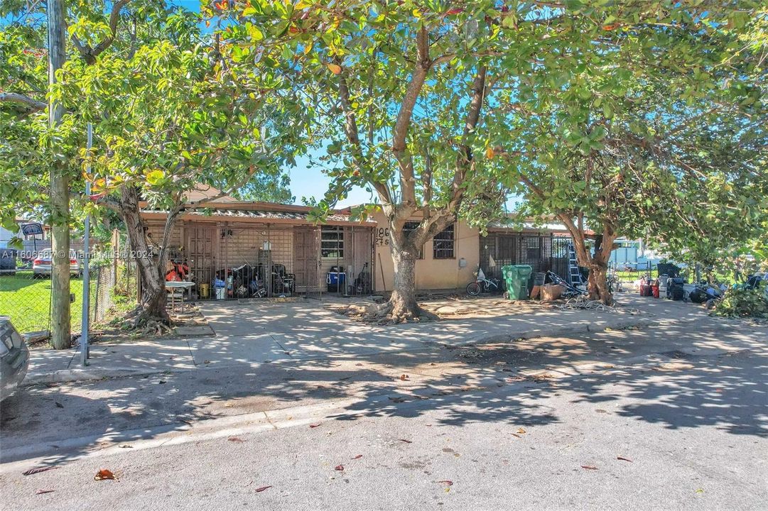 For Sale: $450,000 (3 beds, 3 baths, 1394 Square Feet)
