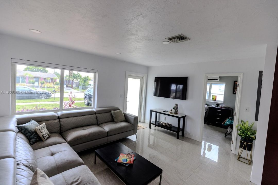 For Sale: $580,000 (3 beds, 2 baths, 1200 Square Feet)