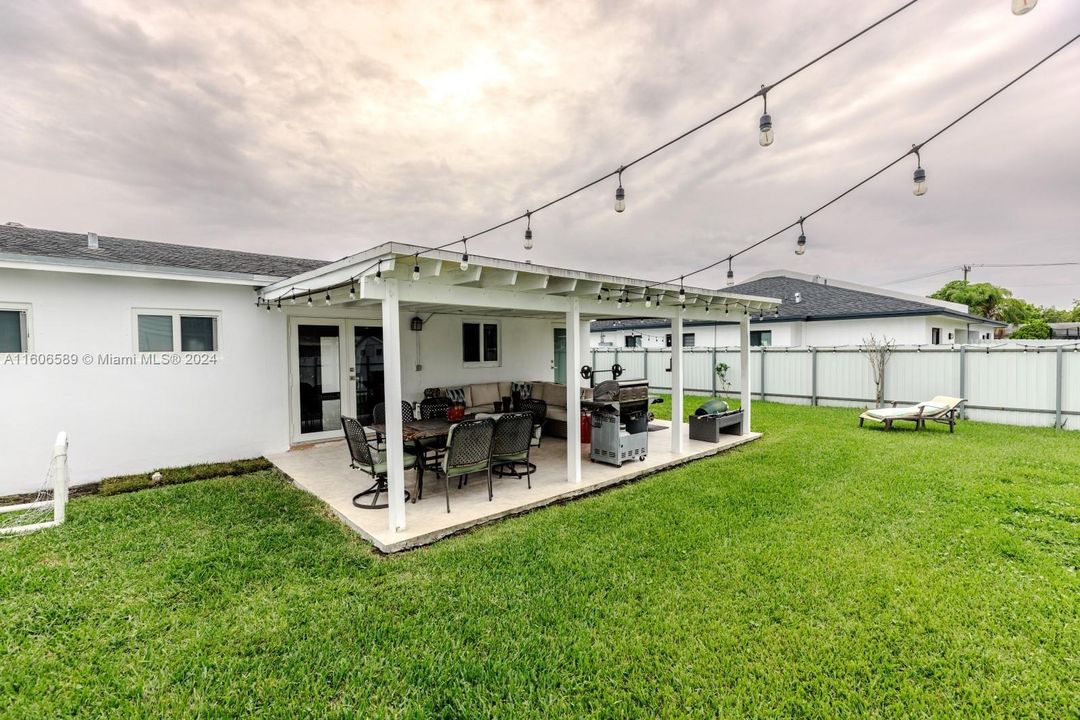 For Sale: $580,000 (3 beds, 2 baths, 1200 Square Feet)