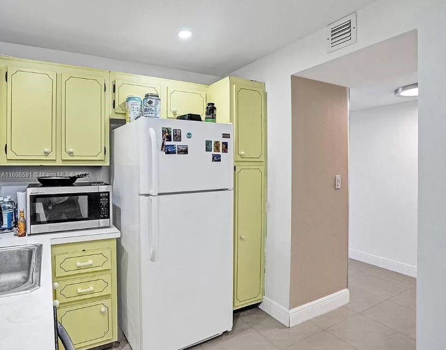 For Sale: $349,900 (2 beds, 2 baths, 1079 Square Feet)