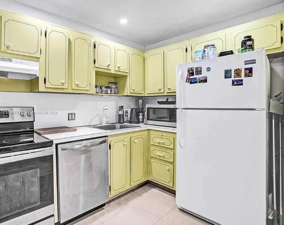 For Sale: $349,900 (2 beds, 2 baths, 1079 Square Feet)