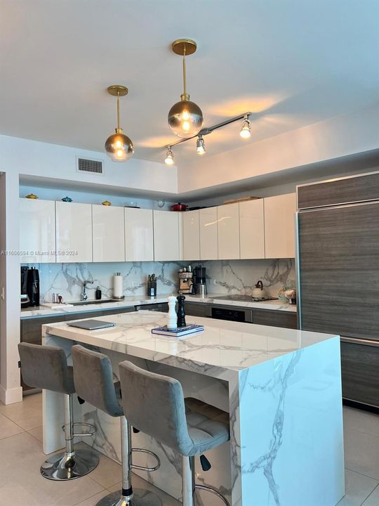 Active With Contract: $4,400 (2 beds, 2 baths, 1165 Square Feet)