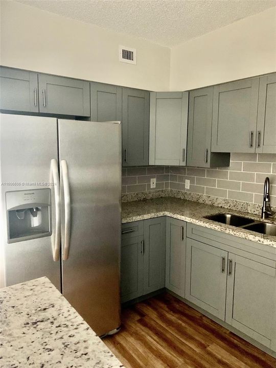 For Rent: $2,700 (2 beds, 2 baths, 963 Square Feet)