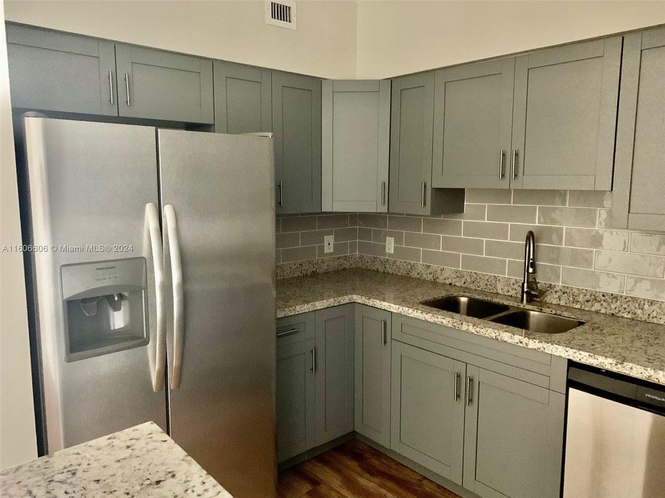 For Rent: $2,700 (2 beds, 2 baths, 963 Square Feet)