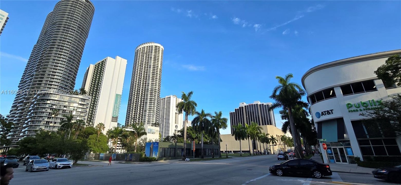 For Sale: $349,500 (1 beds, 1 baths, 734 Square Feet)