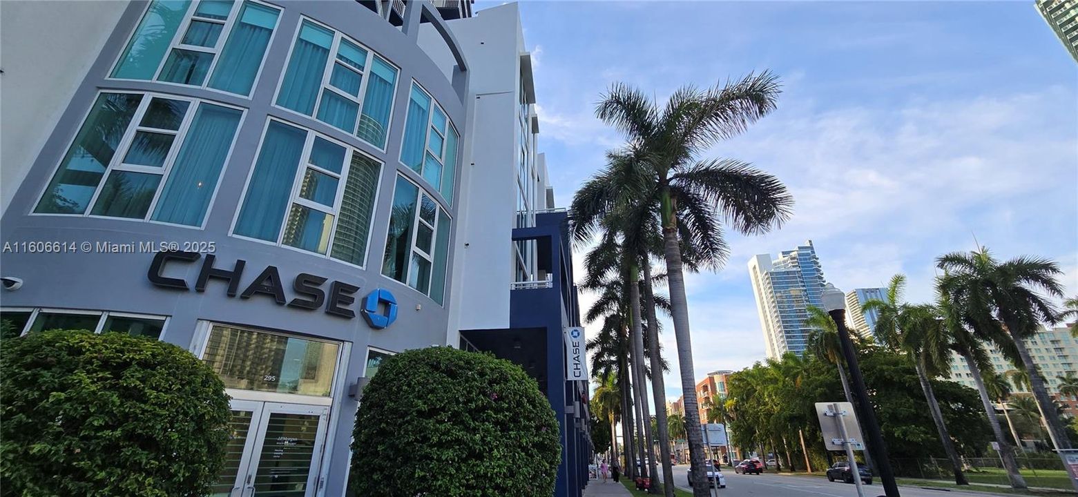 For Sale: $349,500 (1 beds, 1 baths, 734 Square Feet)